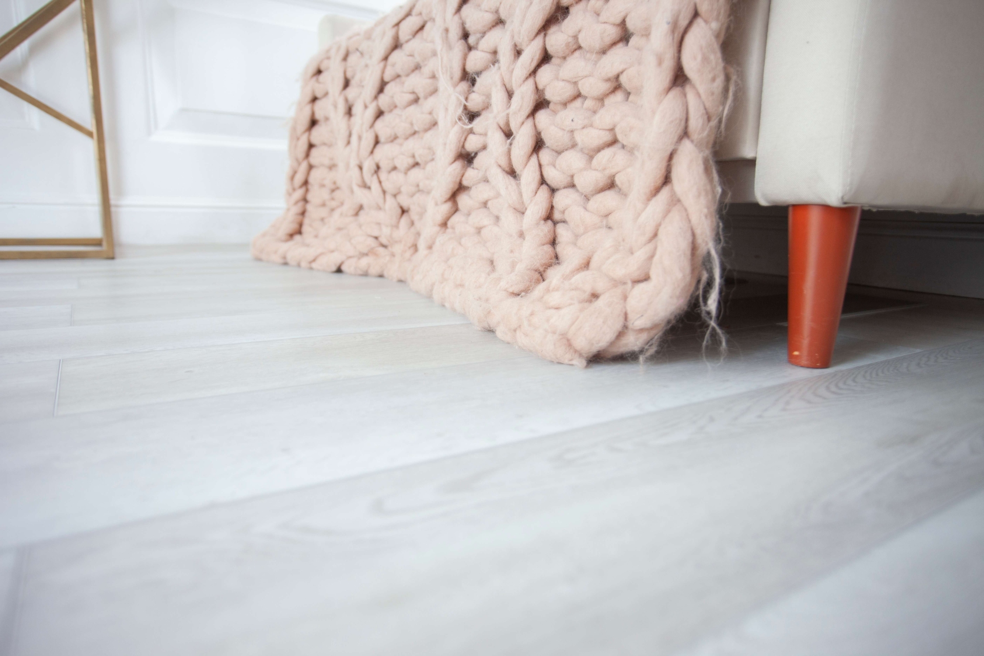 Усовершенствованная кварц-виниловая плитка «Damy Floor» Дуб Зимний (1227*187*2,5 мм) — купить в Тюмени