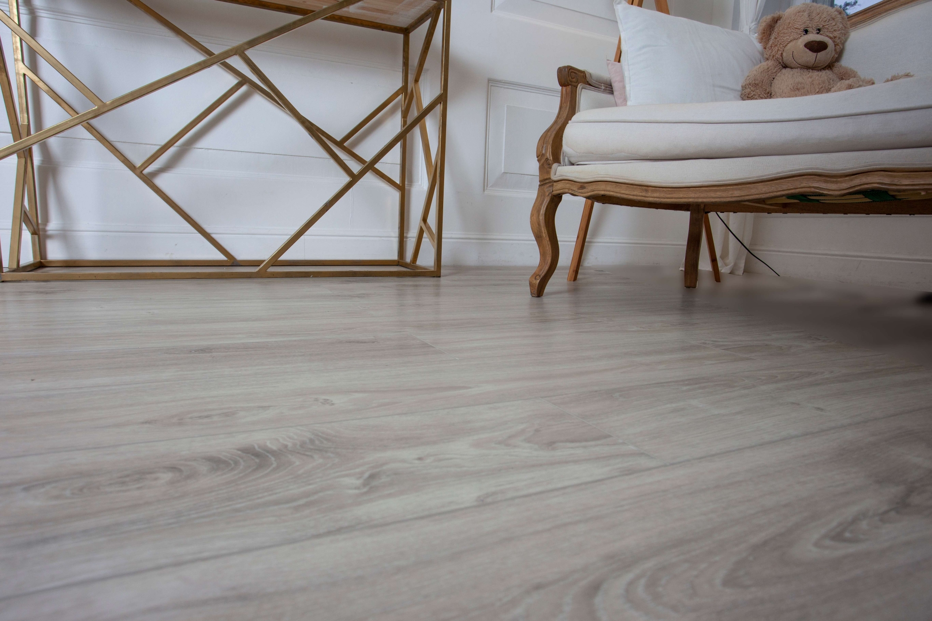 Усовершенствованная кварц-виниловая плитка «Damy Floor» Дуб Белый (1227*187*2,5 мм) — купить в Тюмени